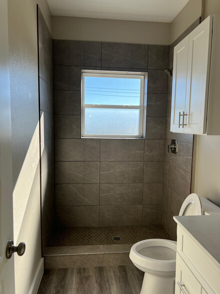 Building Photo - Room in Apartment on Richlands Way
