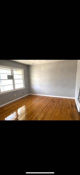 (living room) hardwood flooring throughout - 738 W Grover St