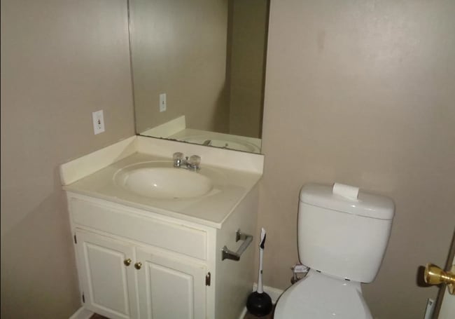 Building Photo - 3 Bed/ 3 Bath located just off South Lamar