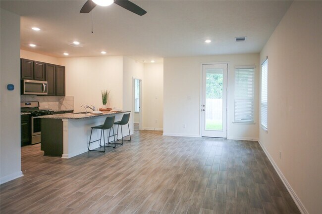 Building Photo - 27638 Mesabe Dr