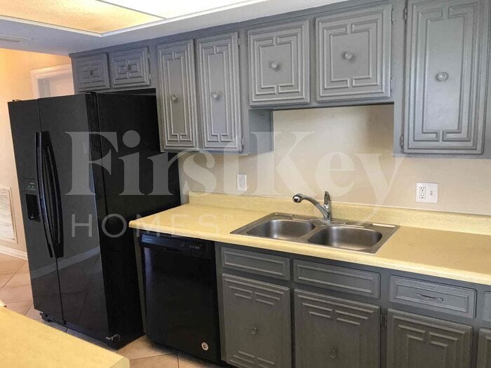 Building Photo - 701 Kingswood Loop