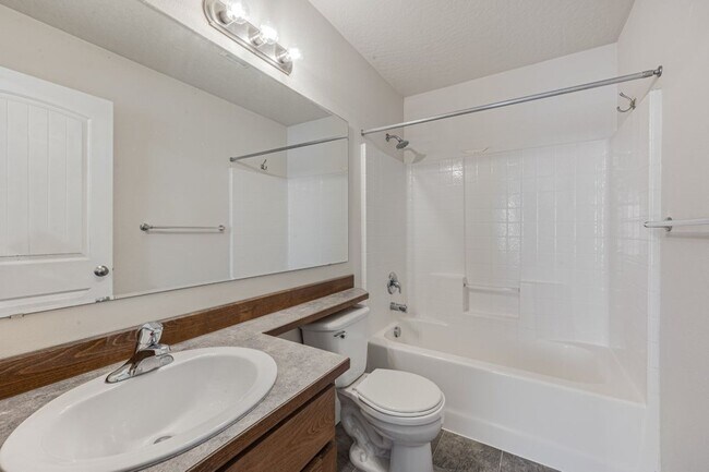 Building Photo - 5 bed 3 bath split level near State Line