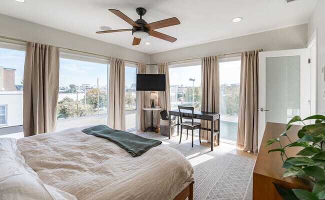 Building Photo - Three Bed Olde Kensington Home