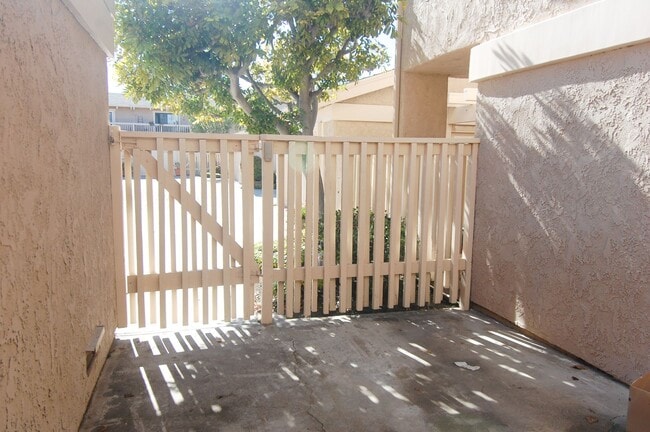 Building Photo - 2 Bedroom Condo in Presidential Heights 1 with Private back patio!!