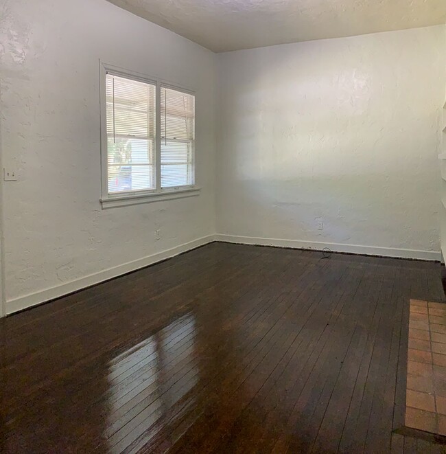 Building Photo - 4/2 House - Walking Distance to UF Law Sch...