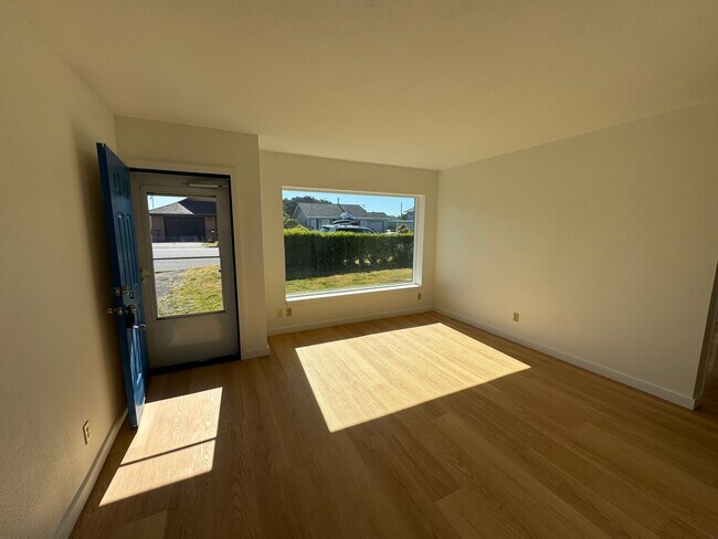 Building Photo - Adorable two bedroom cottage in Newport!