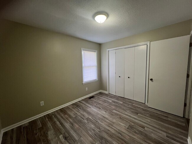 Building Photo - Centrally Located 3 Bedroom House