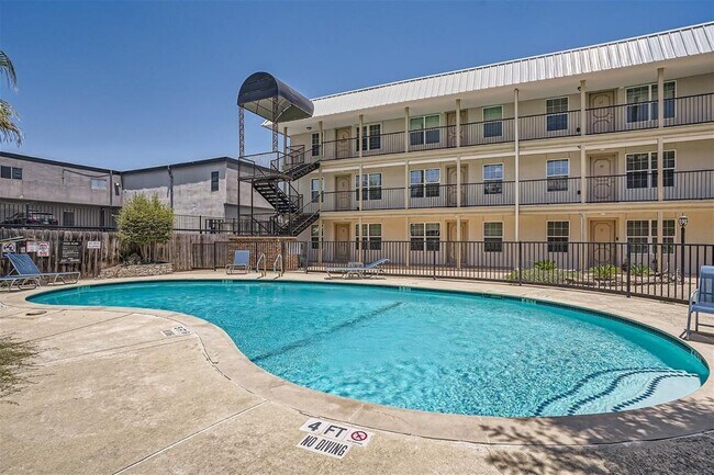 Building Photo - 910 Duncan Ln