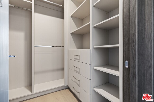 Building Photo - 6380 Meadows Ct