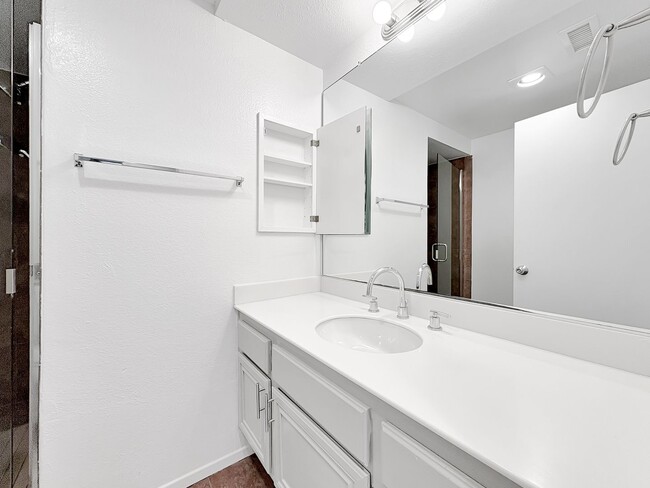 Building Photo - Incredible 2BD/2.5BA w/Ocean Views and Acr...