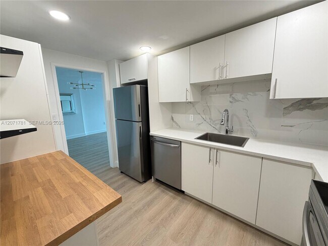 Building Photo - 400 Kings Point Dr
