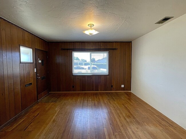 Building Photo - Centrally Located Two Bedroom Home