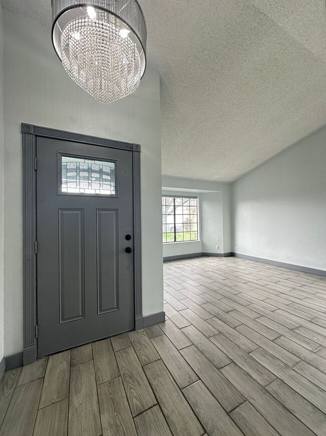 Building Photo - Four Bedroom