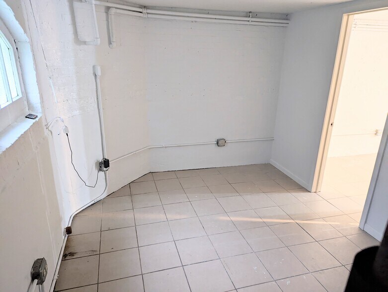 Building Photo - 4835 W Cornelia Ave