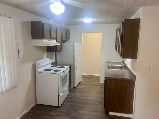 Building Photo - Single level top floor 1 bed Flat w/Covere...