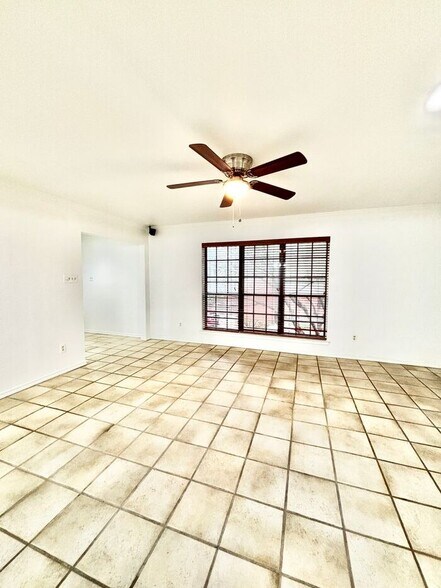 Building Photo - 2123 Mistletoe Ave
