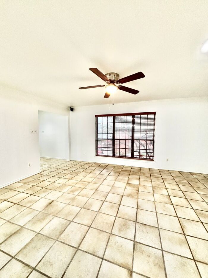 Building Photo - 2123 Mistletoe Ave