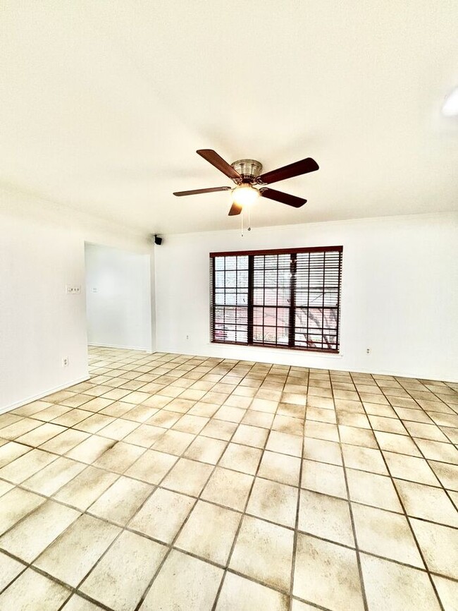 Building Photo - 2123 Mistletoe Ave