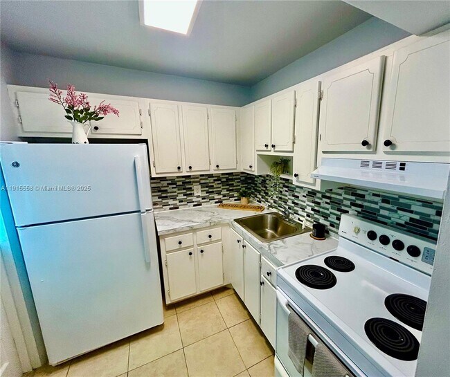 Building Photo - 2213 NE 1st Ct