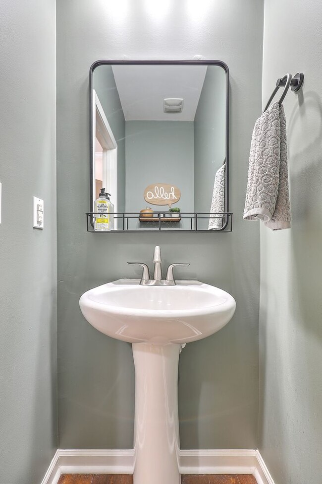 Building Photo - Spacious and updated home in Bluffs at Ash...