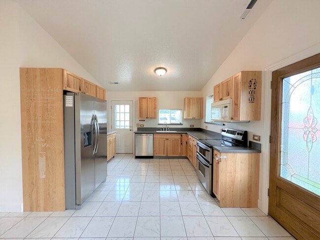 Building Photo - 800 S 3rd W St