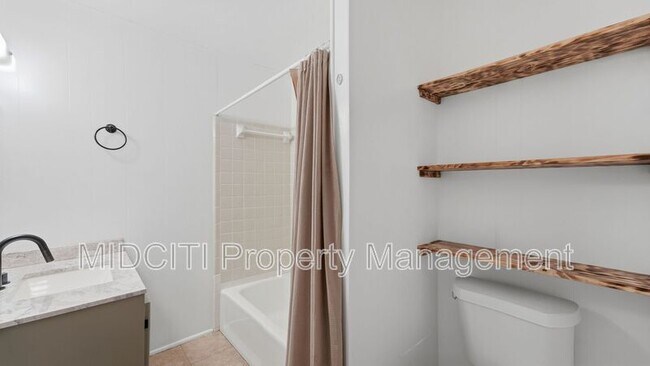 Building Photo - 701 Luehlfing Dr