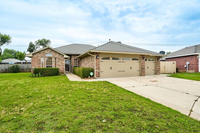 Building Photo - Amazing 4BD/3BTH home with a 3 car garage ...