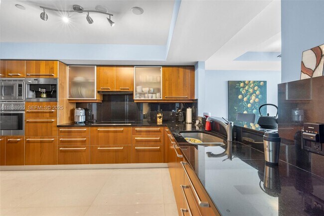 Building Photo - 1331 Brickell Bay Dr