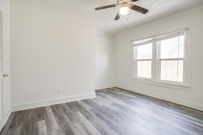 Building Photo - Well Maintained 3 Bed, 2 Bath in Establish...