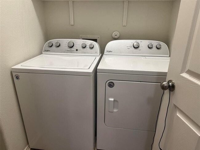 Building Photo - 302 Eves Necklace Dr.