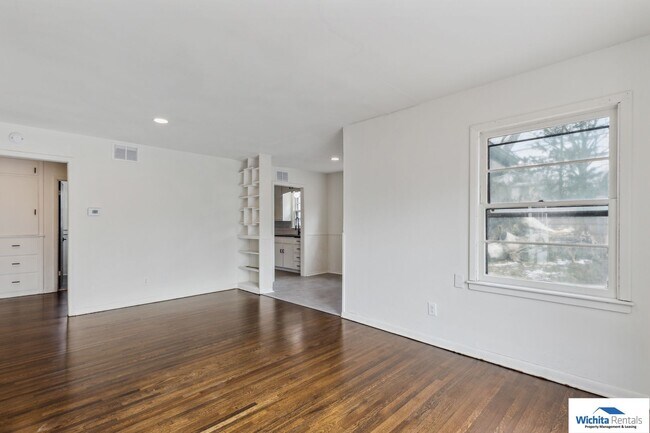 Building Photo - 742-744 S. Broadview
