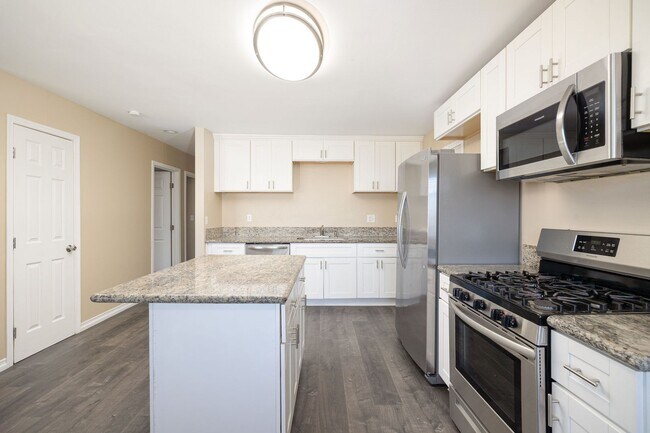 Building Photo - Single family home for rent 4bed/2bath! Mo...