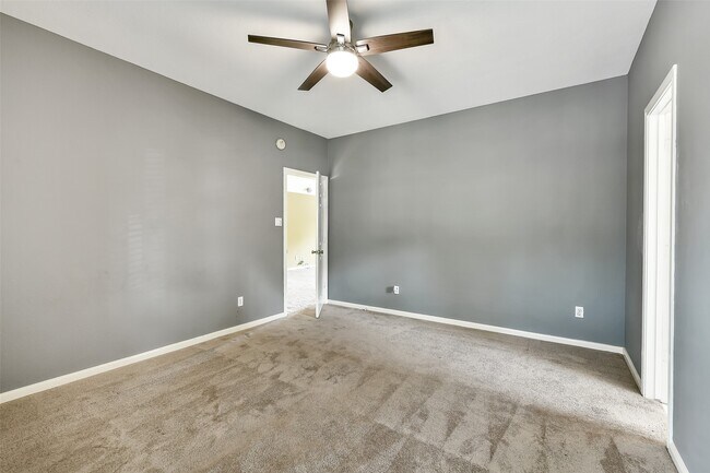Building Photo - 5803 Song Ridge Ct