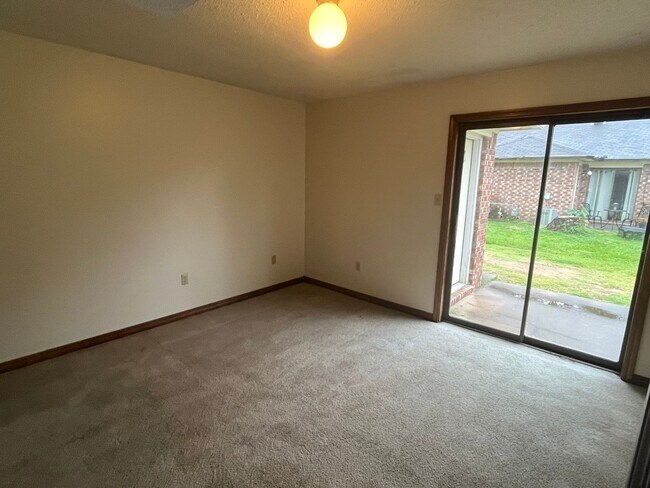 Building Photo - 404 Hunter Ridge Ln