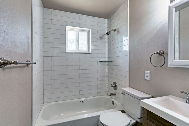 Building Photo - 2 Bedroom 1 Bath Duplex in the heart of Lo...