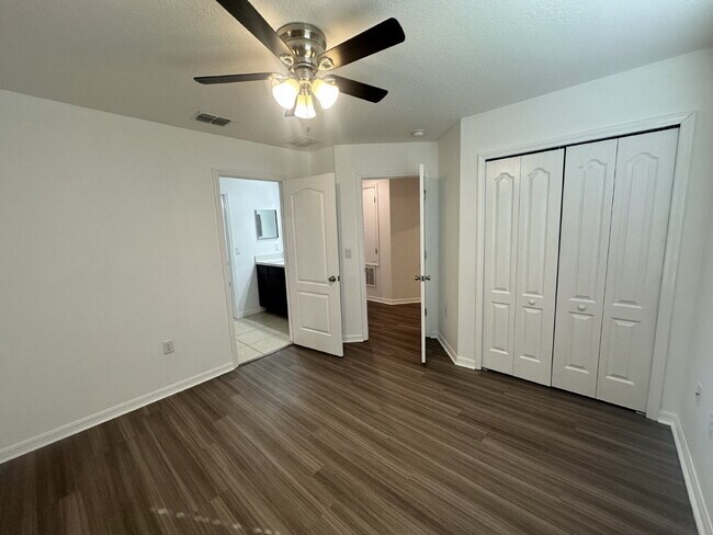 Building Photo - "Beautifully Maintained 3-Bed Townhouse with 2.5 Baths in Lakeland - Spacious 1,676 Sq. Ft.!"