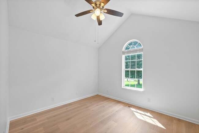 Building Photo - Pet Friendly Three Bedroom in Springfield!