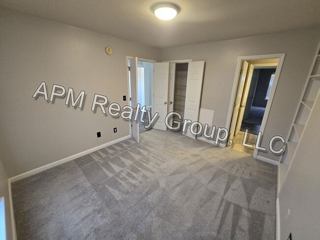 Building Photo - Private Country Feel Close to Downtown