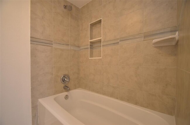 Building Photo - 2618 Foliage Green Dr