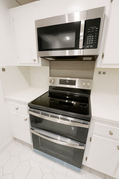 Kitchen Appliance - New Oven + Air fryer - 4030 W Palm Aire Dr