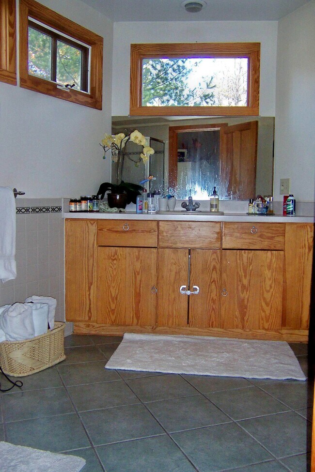 Building Photo - 718 Whitney Ln