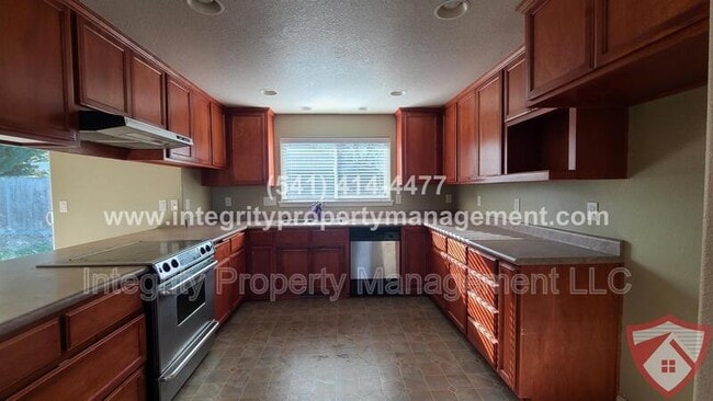 Building Photo - 941 Parkdale Ave