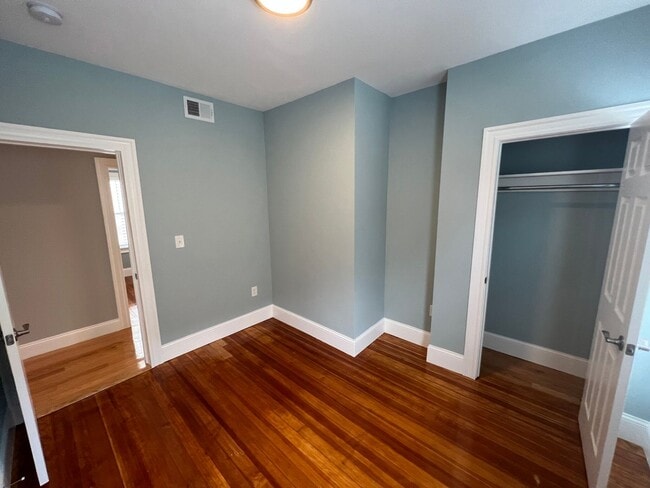 Building Photo - Renovated 4 bed 2 baths in Somerville.... Don't miss out!