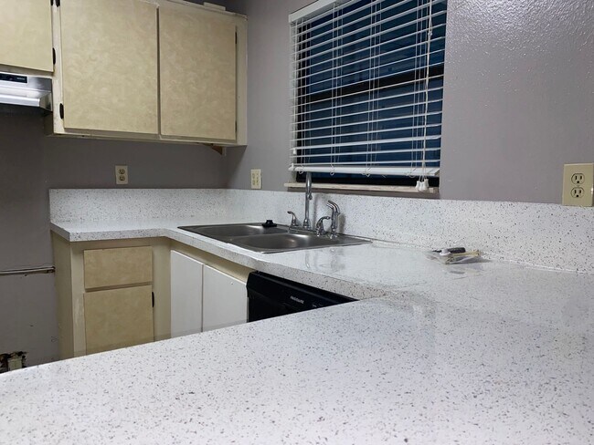Building Photo - LEASE NOW AND ENJOY 50% OFF 2ND MONTH! Spa...