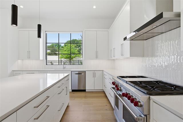 Building Photo - 9855 Kingsway Ave