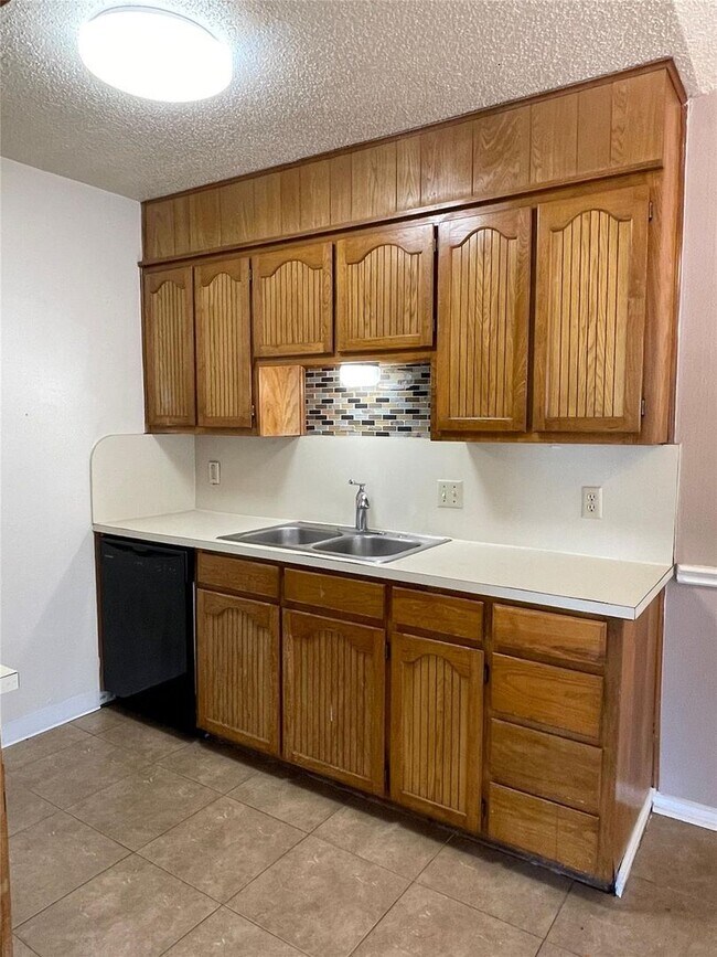 Building Photo - 6601-6603 Laura Ann Court