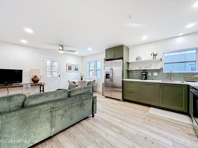 Building Photo - 912 St Johns Ave