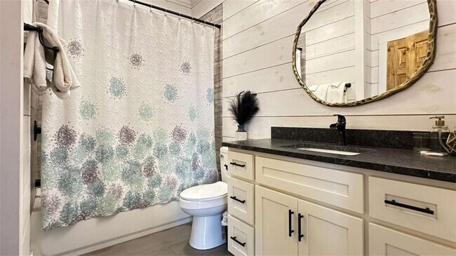 Building Photo - 360 Prince Dr