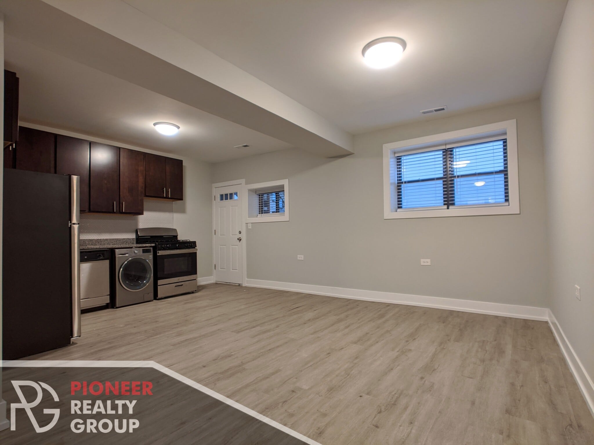 Building Photo - 812 W Waveland Ave