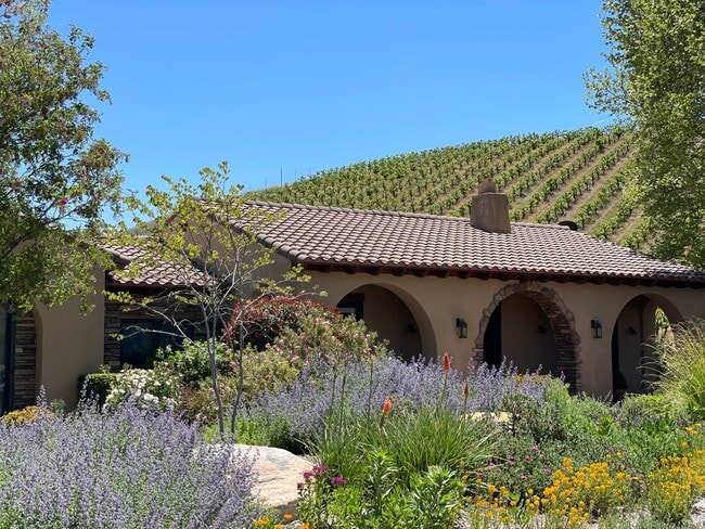 Building Photo - Gorgeous Wine Country 3 Bedroom 2 Bath Sin...